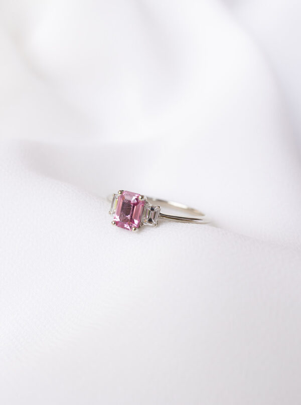 ANILLO CON ZAFIRO ROSA Y DIAMANTES