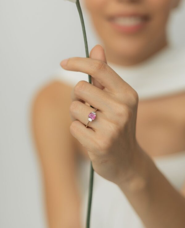 ANILLO CON ZAFIRO ROSA Y DIAMANTES