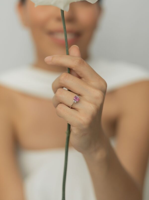 ANILLO CON ZAFIRO ROSA Y DIAMANTES