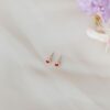 MG0631-A-1 BABY STUDS CON RUBÍES