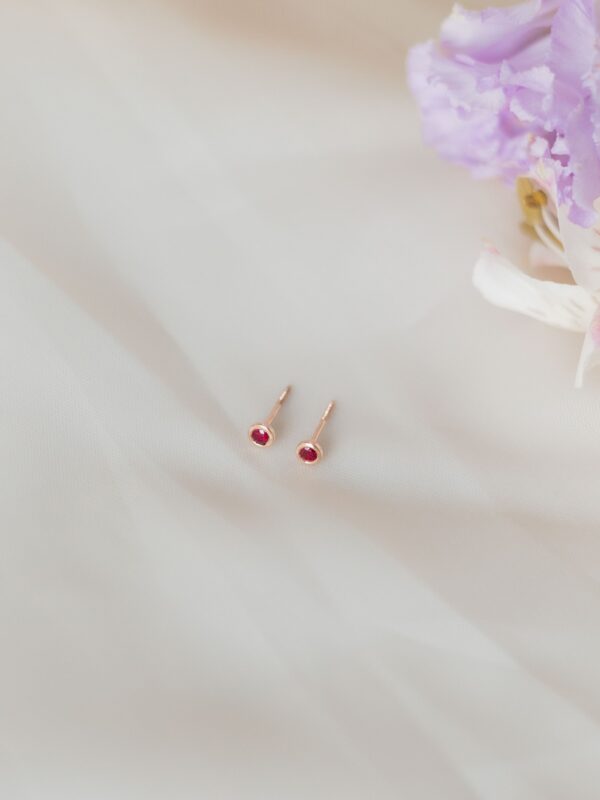 MG0631-A-1 BABY STUDS CON RUBÍES