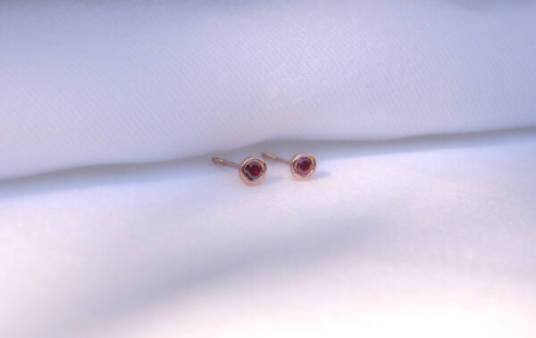 MG0631-A-2 BABY STUDS CON RUBÍES