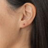 MG0631-A-3 BABY STUDS CON RUBÍES
