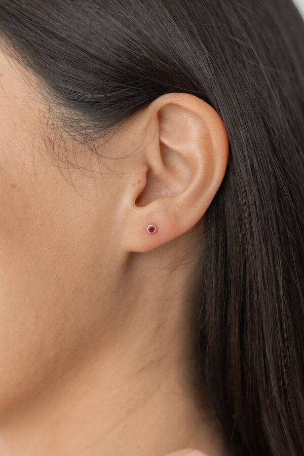 MG0631-A-3 BABY STUDS CON RUBÍES