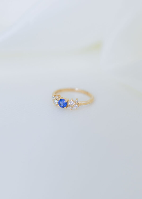 ANILLO CON ZAFIRO