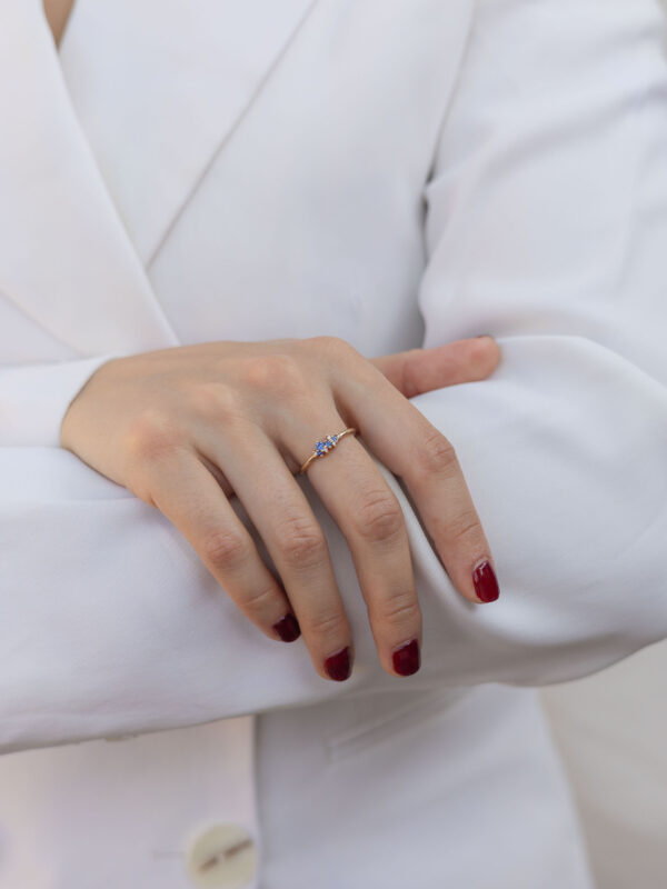 ANILLO CON ZAFIROS