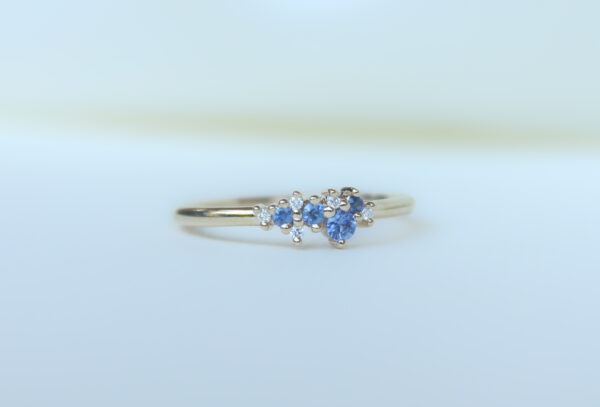 ANILLO CON ZAFIROS