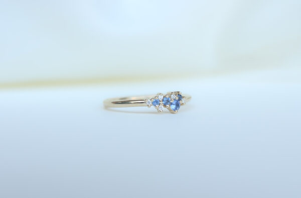 ANILLO CON ZAFIROS