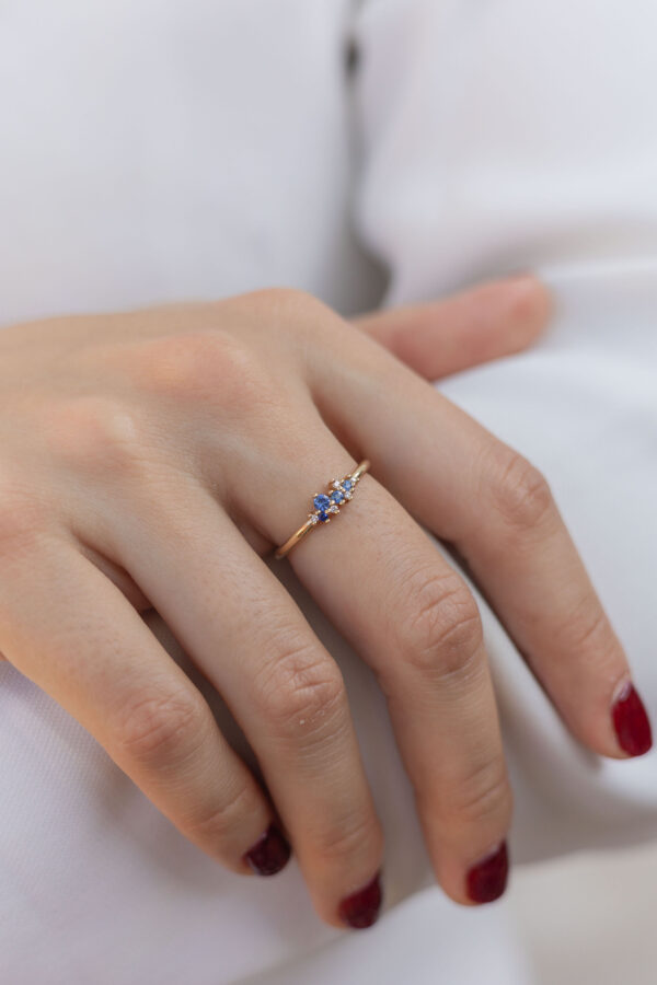 ANILLO CON ZAFIROS