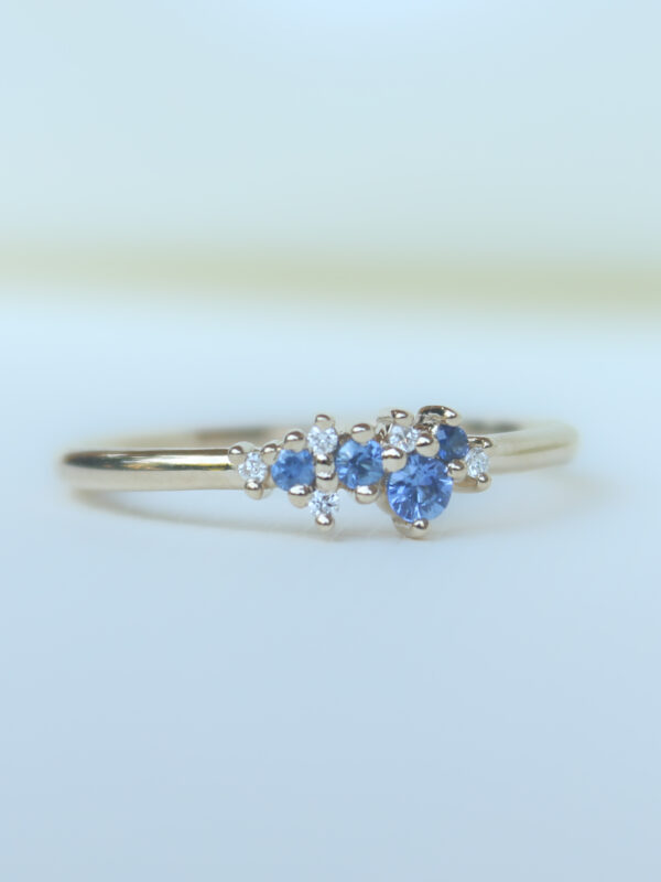 ANILLO CON ZAFIROS Y DIAMANTES