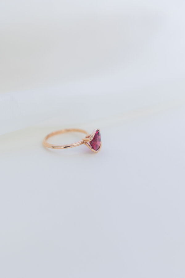 MG0826-2 ANILLO CON RUBELITA