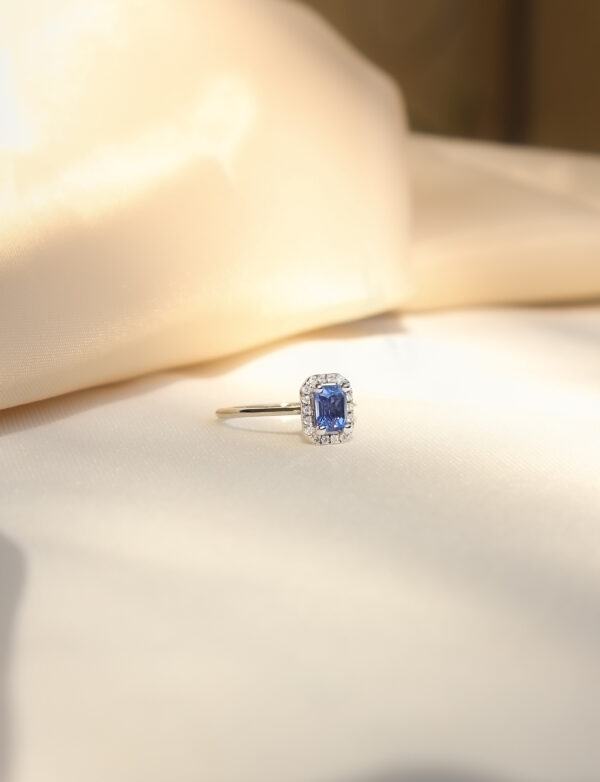 ANILLO CON ZAFIRO Y HALO