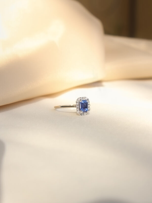 ANILLO CON ZAFIRO Y HALO