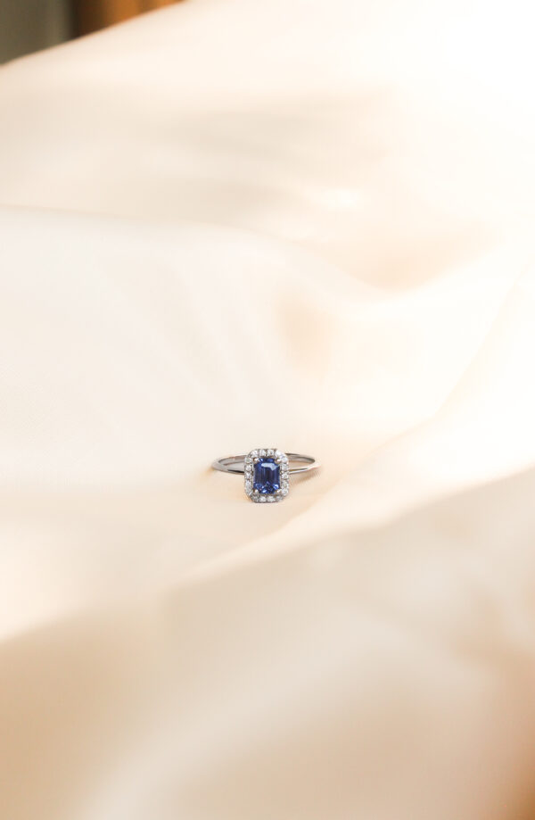 ANILLO CON ZAFIRO Y HALO