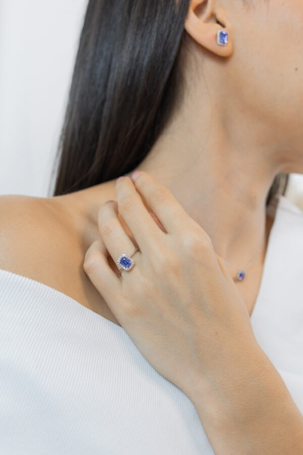 ANILLO CON ZAFIRO Y HALO