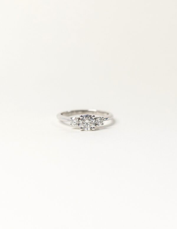 ANILLO THREE STONES