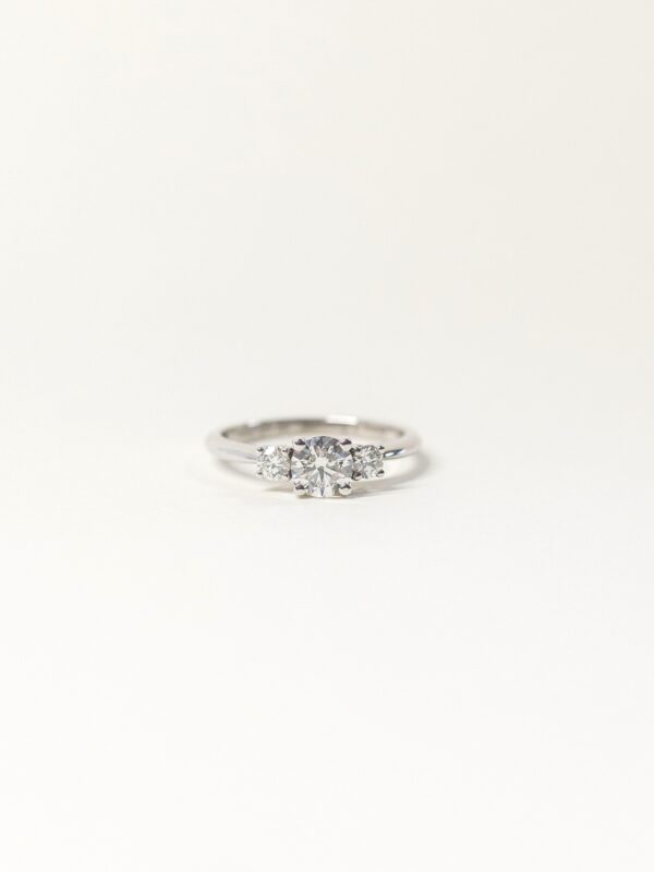 ANILLO THREE STONES