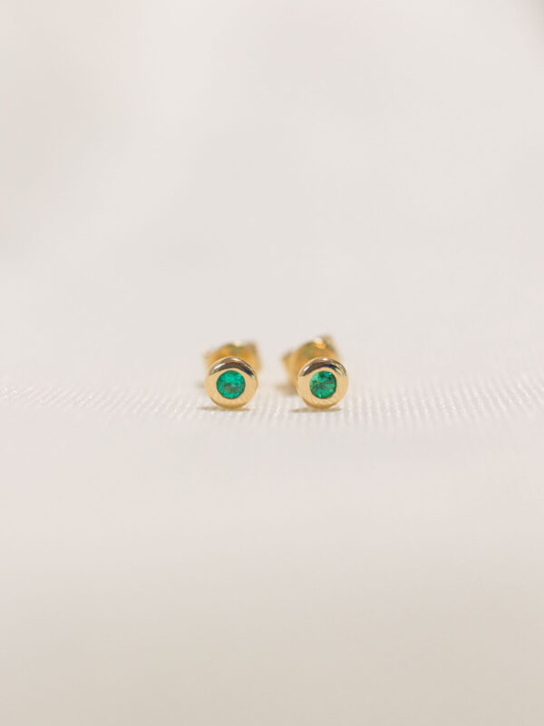 STUDS CON ESMERALDAS