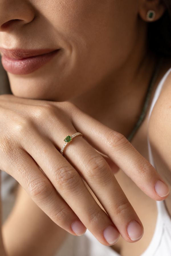 ANILLO CON TSAVORITA Y DIAMANTES
