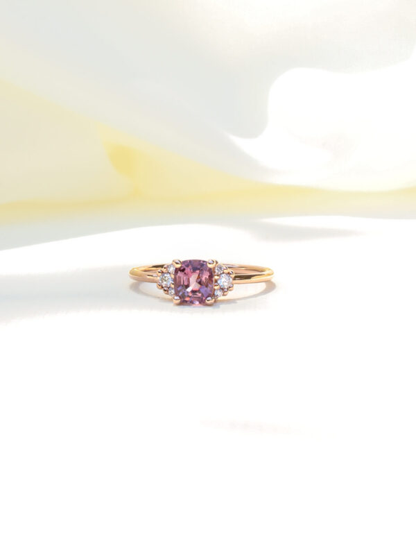 ANILLO CON ESPINELA ROSA