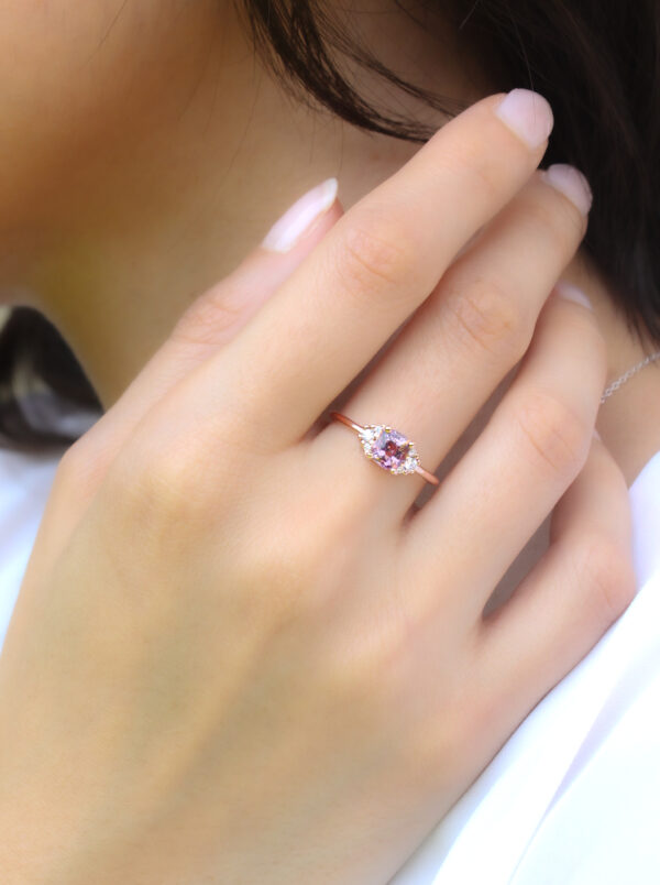 MG0375 - Azucena con espinela rosa (7) ANILLO CON ESPINELA ROSA