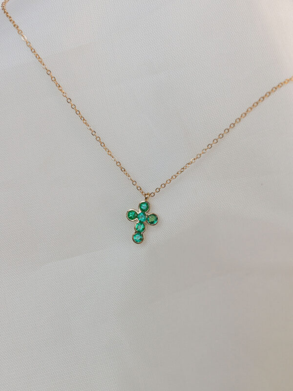 DIJE DE CRUZ CON ESMERALDAS
