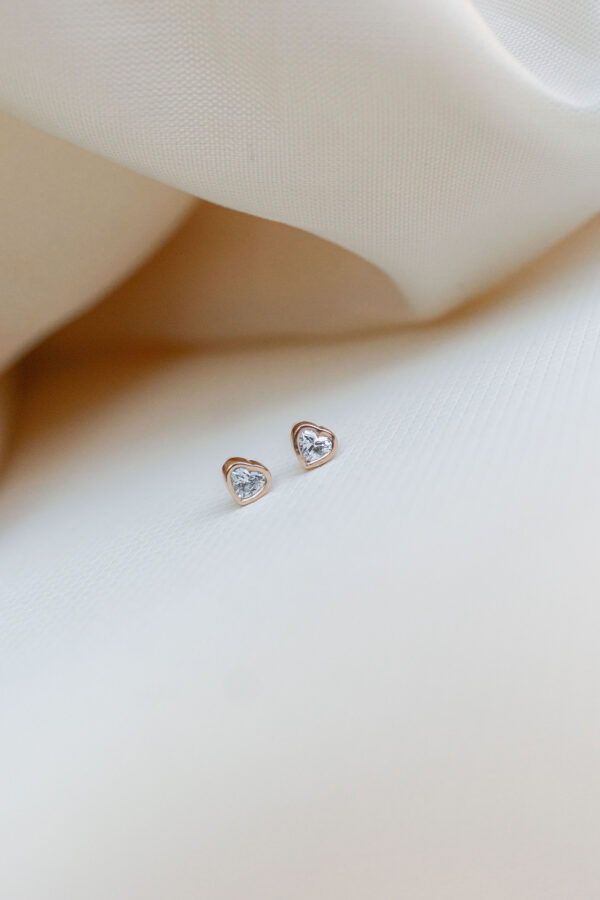 MG0882 - Julieta con diamantes 0.16cts corte corazón or(10) BABY STUDS CON DIAMANTES