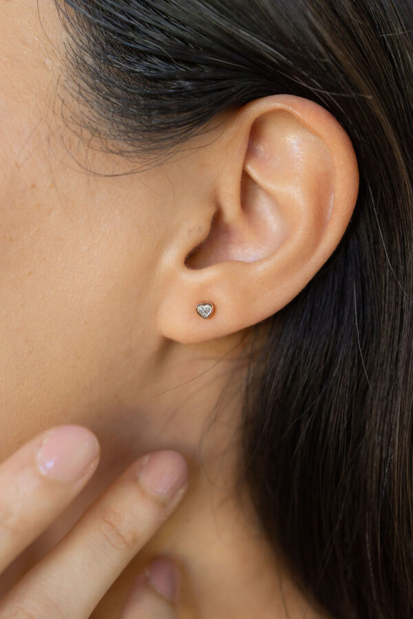 MG0882 - Julieta con diamantes 0.16cts corte corazón or(14) BABY STUDS CON DIAMANTES