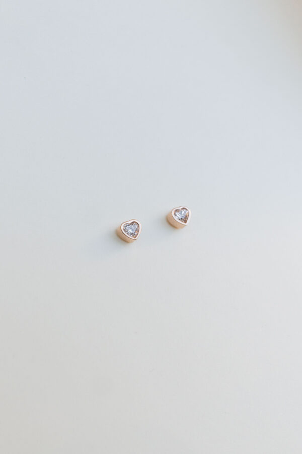 MG0882 - Julieta con diamantes 0.16cts corte corazón or(8) BABY STUDS CON DIAMANTES