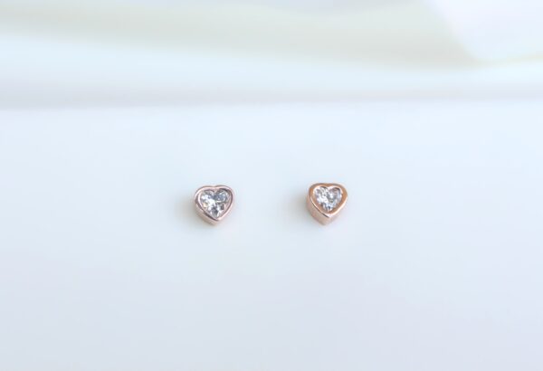 MG0882 - Julieta con diamantes 0.22cts corte corazón or(3) BABY STUDS CON DIAMANTES