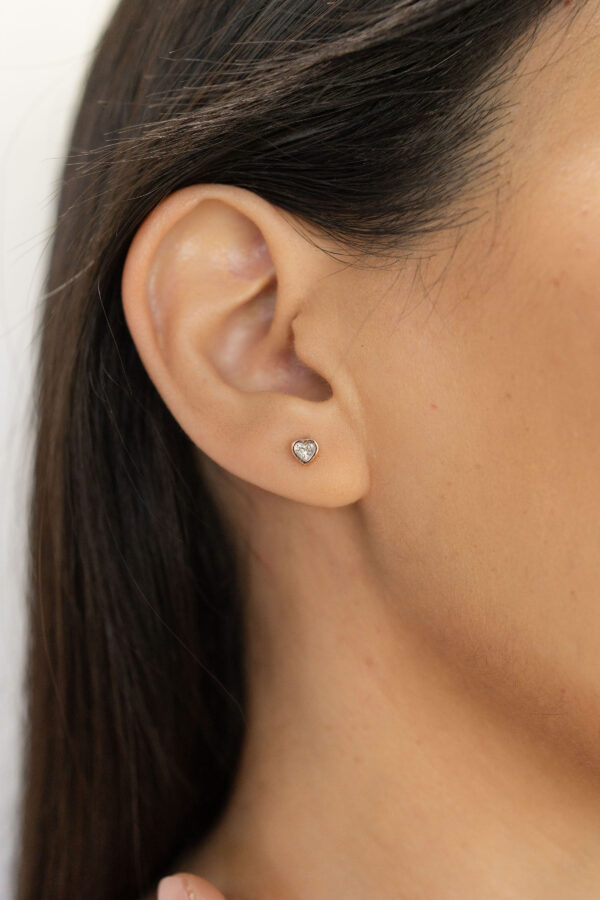 MG0882 - Julieta con diamantes 0.22cts corte corazón or(8) BABY STUDS CON DIAMANTES