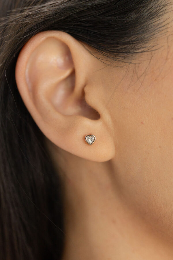 MG0882 - Julieta con diamantes 0.22cts corte corazón or(9) BABY STUDS CON DIAMANTES