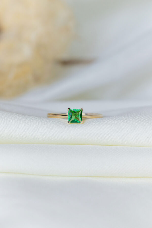 ANILLO CON TSAVORITA