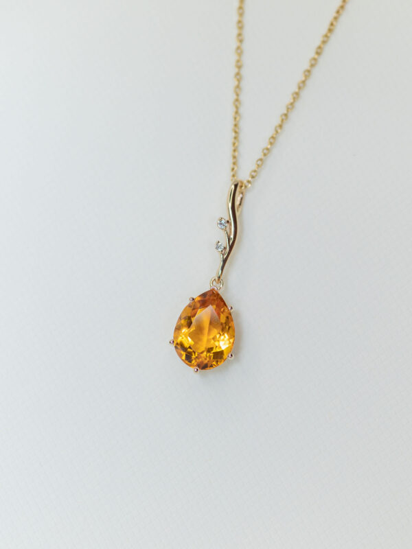 DIJE CON CITRINA Y DIAMANTES