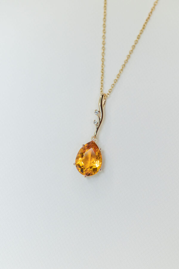 DIJE CON CITRINA Y DIAMANTES