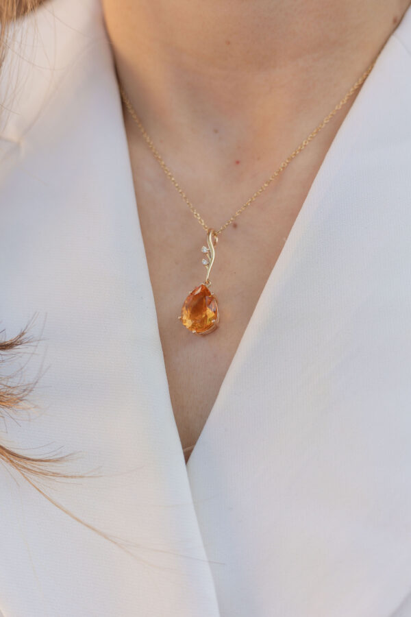 DIJE CON CITRINA Y DIAMANTES