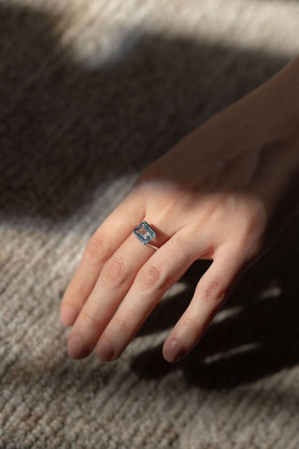 ANILLO CON TOPACIO