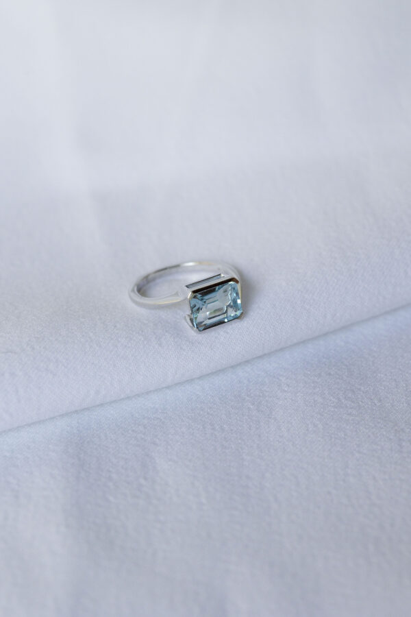ANILLO CON TOPACIO