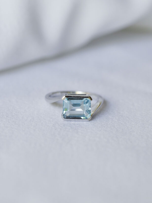 ANILLO CON TOPACIO