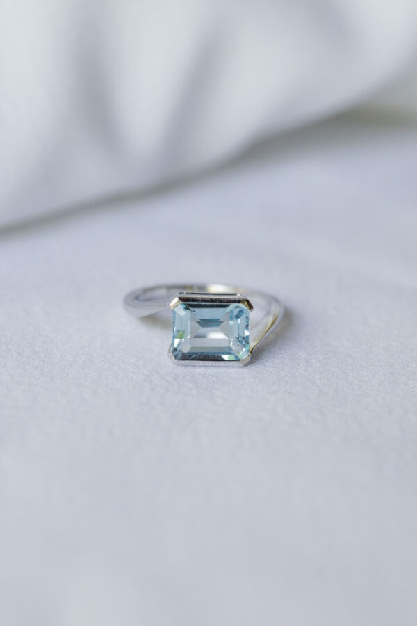 ANILLO CON TOPACIO