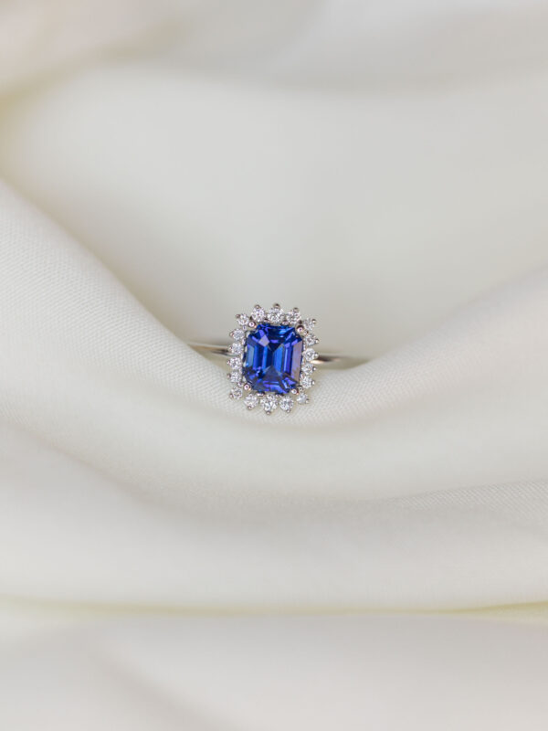 ANILLO CON ZAFIRO Y DIAMANTES