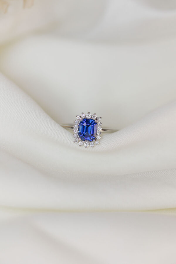 ANILLO CON ZAFIRO Y DIAMANTES