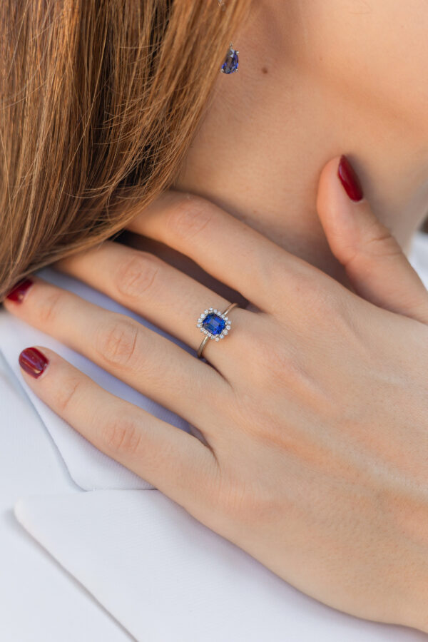 ANILLO CON ZAFIRO Y DIAMANTES
