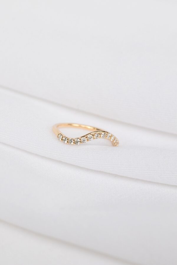 MG1116 Meredith wavy ring churumbela con dia oa14K (1) MEDIA CHURUMBELA CURVA CON DIAMANTES