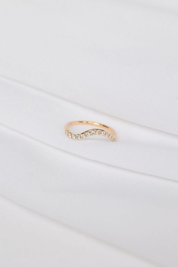 MG1116 Meredith wavy ring churumbela con dia oa14K (2) MEDIA CHURUMBELA CURVA CON DIAMANTES