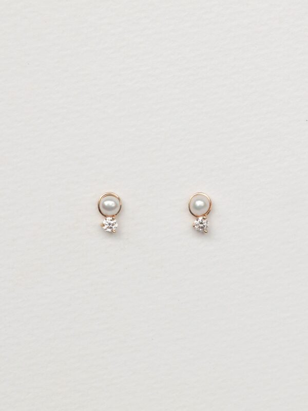 STUDS CON PERLAS Y DIAMANTES