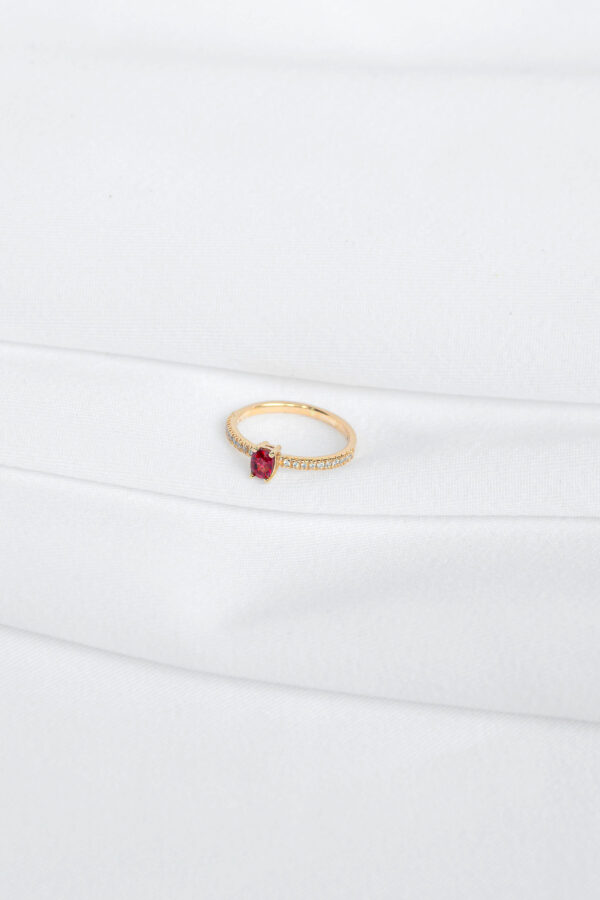 ANILLO CON ESPINELA Y DIAMANTES