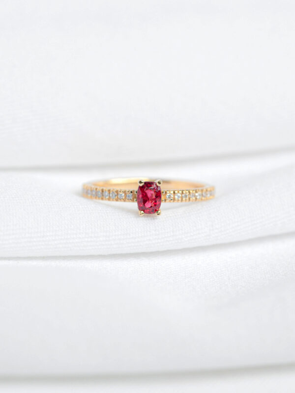 ANILLO CON ESPINELA Y DIAMANTES