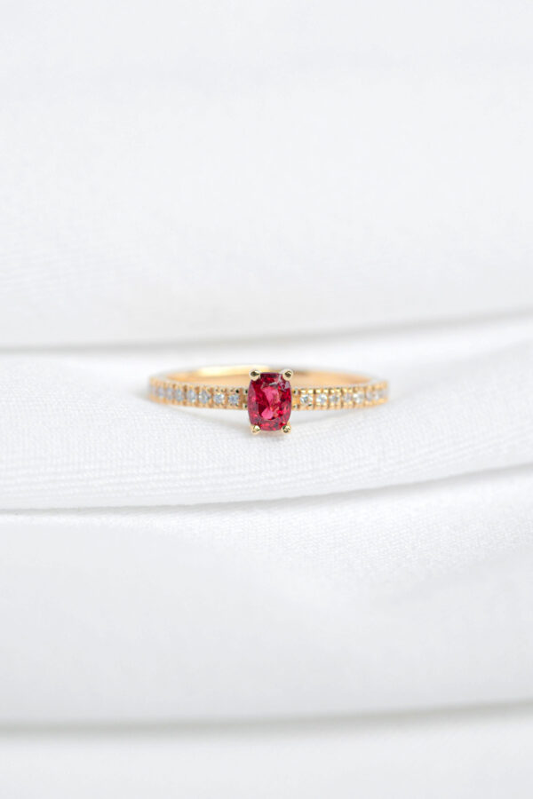 ANILLO CON ESPINELA Y DIAMANTES