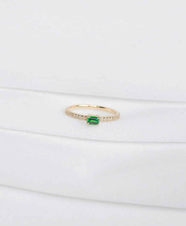 ANILLO CON TSAVORITA Y DIAMANTES